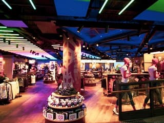 London: Frameless Art Experience, Bar Bus Tour & Hard Rock Cafe Dinner — gallery 1