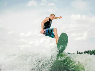 Dubai Marina Wakeboarding, Wakesurfing & E-Foil Experience