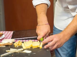 Paris: Marché d'Aligre Guided Walking Food Tour