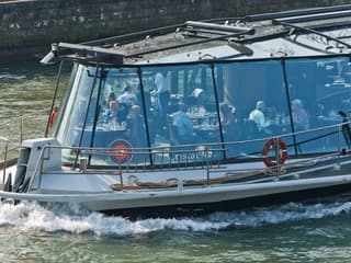 Bateaux Parisiens Seine River Lunch Cruise with French Menu — gallery 3