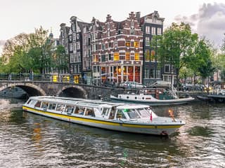 Amsterdam: 1-Hour Sightseeing Canal Cruise on Closed Heated Boat — gallery 1