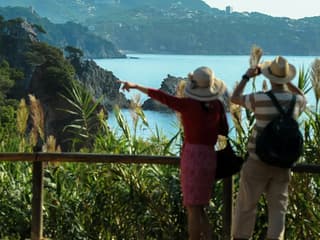 Costa Brava: Small Group Tour with Lunch from Barcelona