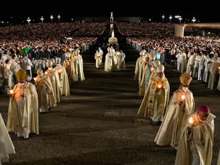 From Lisbon: Fatima Night Pilgrimage Tour with Candlelight Procession — gallery 2