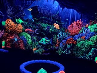 Aloha Amsterdam: Glow in the Dark Minigolf — gallery 3