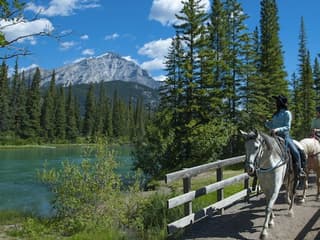 سواری با اسب کنار رودخانه بو از بنف, Banff