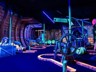 Aloha Amsterdam: Glow in the Dark Minigolf — gallery 2