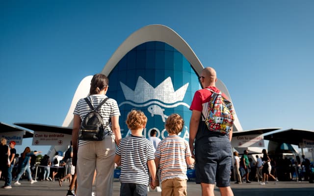 Family with two children facing the Oceanografic aquarium entrance in Valencia