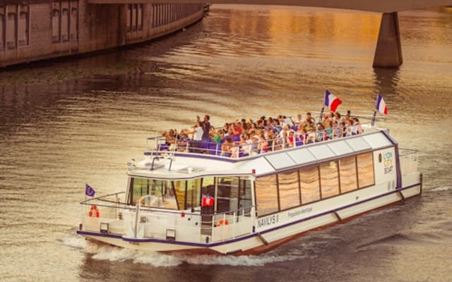 Enjoy a Christmas river cruise in Lyon