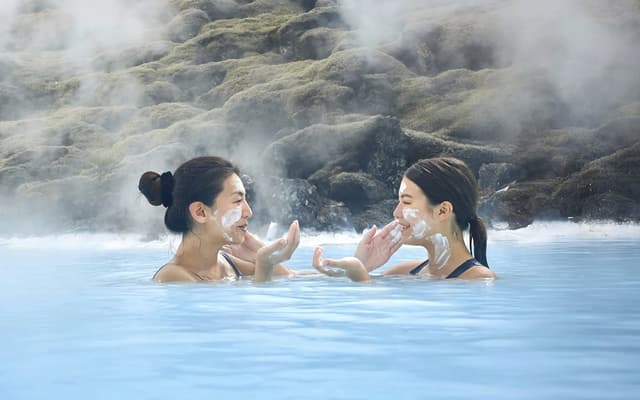 Reykjavik: Blue Lagoon Admission Tickets + Northern Lights Tour