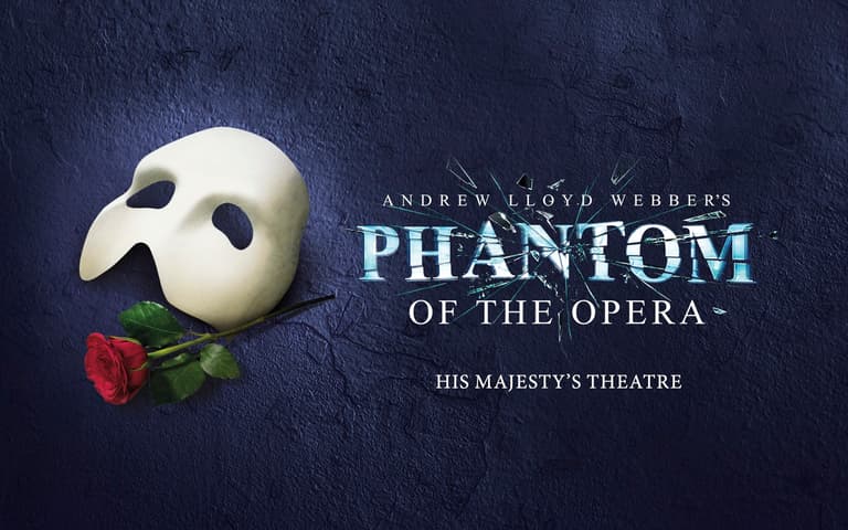 El ornamentado auditorio de un histórico teatro del West End con pilares y un balcón volado