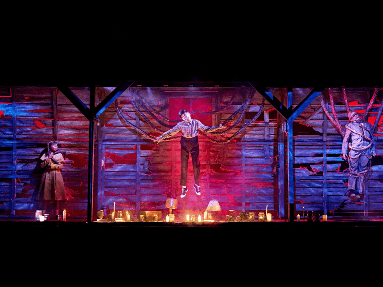 London के Phoenix Theatre में Stranger Things: The First Shadow की स्टेजिंग