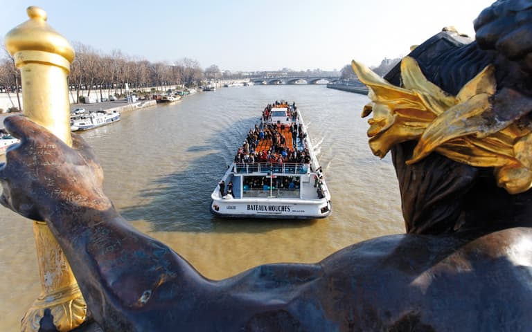 Paris માં Seine નદી પર Bateaux Mouches સાઇટ-સીઇંગ ક્રૂઝ