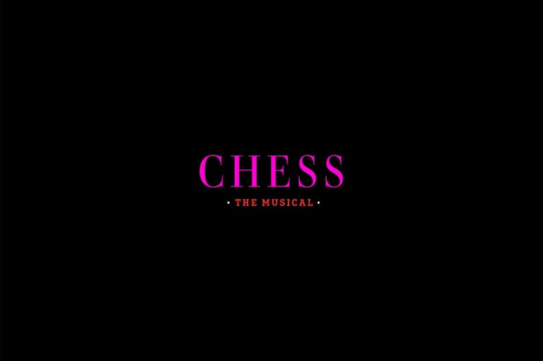 Das Marquee und die Bühneninszenierung der Chess-Wiederaufnahme am Imperial Theatre