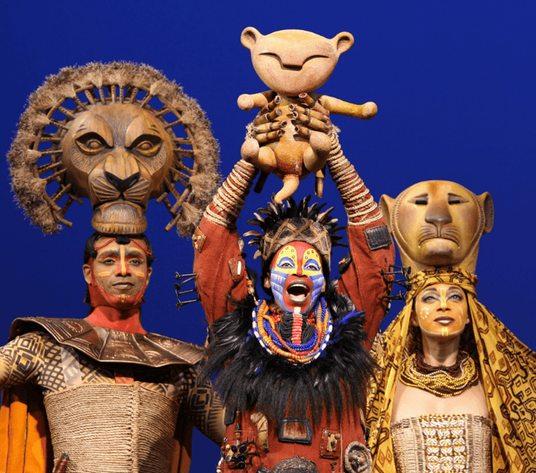 《The Lion King》舞台上身着完整戏服的演员们