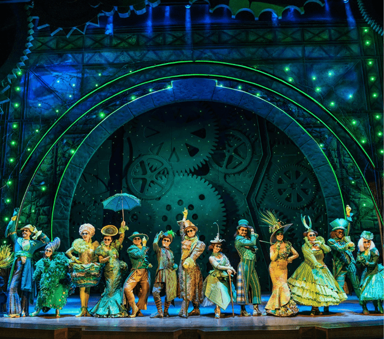 Wicked全体演员在Apollo Victoria Theatre的翡翠城场景中