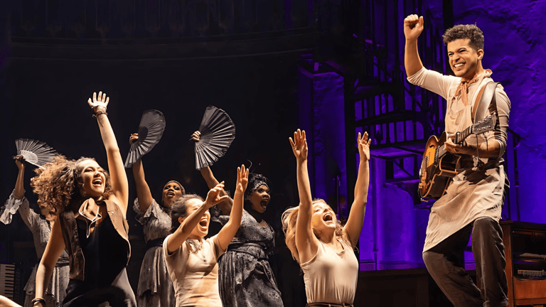 Das atmosphärische Bühnenbild von Hadestown am Broadway