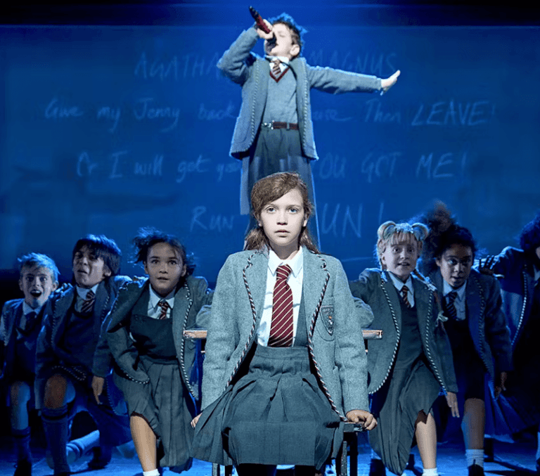 Barn i skoleuniforma på scenen i Matilda The Musical på Cambridge Theatre
