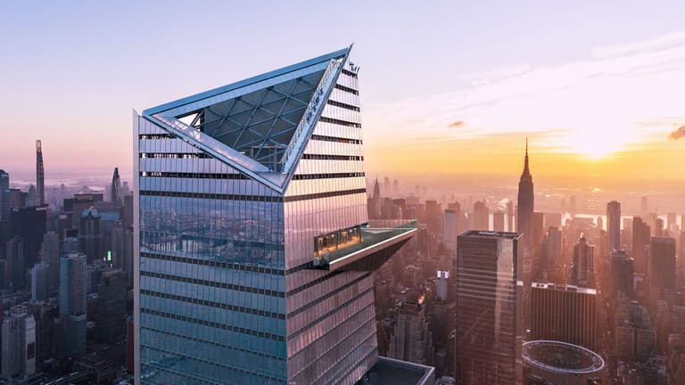 Hudson Yards'taki Edge seyir terasının altın saatinde Manhattan silüetinin üzerine uzanan görünümü