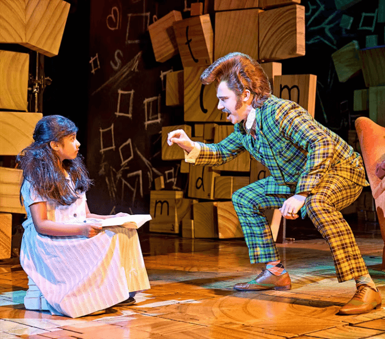 Matilda和Miss Trunchbull在Cambridge Theatre舞台上演出Matilda The Musical的场景