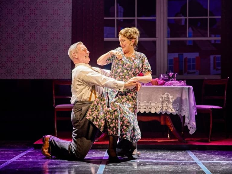 Jenna Russell como Dolly Sinatra bailando con un joven Frank en Sinatra: The Musical
