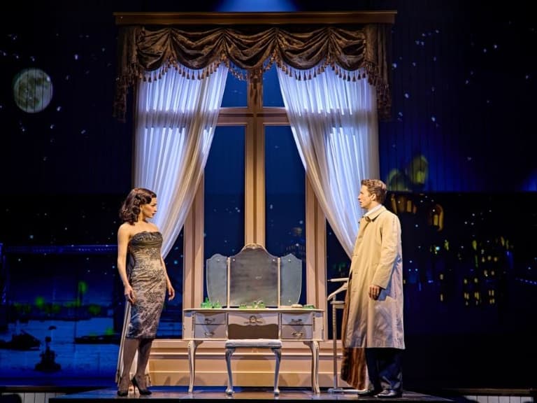 Joel Harper-Jackson y Ana Villafañe como Frank Sinatra y Ava Gardner en una escena bañada por la luz de la luna