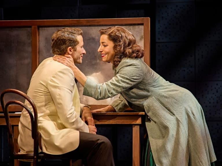 Joel Harper-Jackson y Phoebe Panaretos como Frank y Nancy Sinatra compartiendo un momento de ternura
