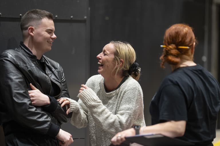 Kieran Andrew в роли Spud и Rebecca McKinnis в роли Cathy Renton смеются на репетиции мюзикла Trainspotting The Musical