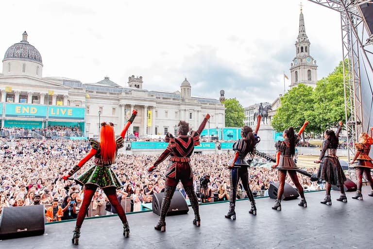 Glumački ansambl Six nastupa na pozornici West End LIVE na Trafalgar Squareu pred ogromnom gomilom