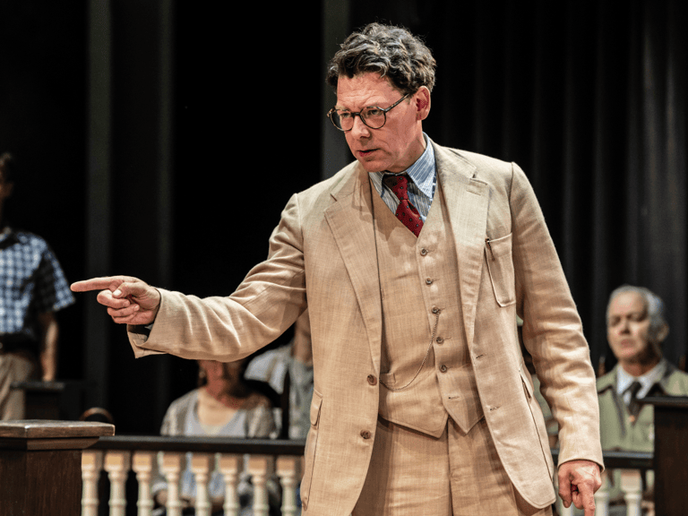 Richard Coyleが演じるAtticus Finchが法廷に立つTo Kill a Mockingbirdのシーン
