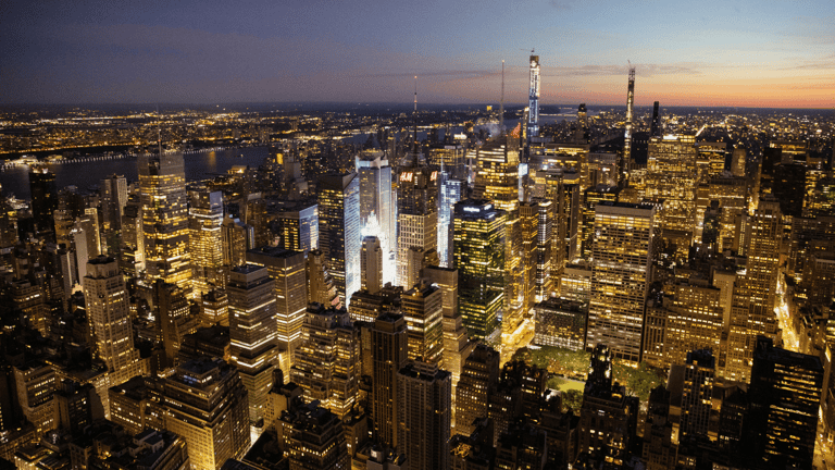 Το Empire State Building να υψώνεται πάνω από τον ορίζοντα του Manhattan στο λυκόφως