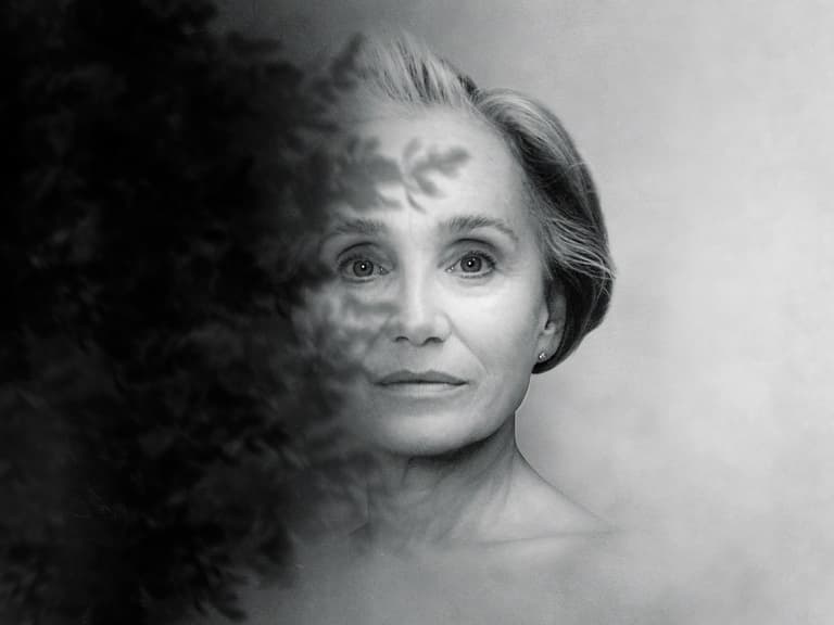 Kristin Scott Thomas The Cherry Orchard की कलाकृति में, उनका चेहरा पत्तियों की छाया से सजा हुआ