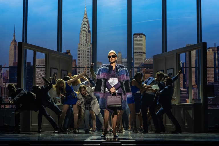 Vanessa Williams als Miranda Priestly met het gezelschap van The Devil Wears Prada