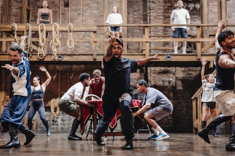 Leslie Odom, Jr. en ensayo con la compañía de Hamilton en el Victoria Palace Theatre