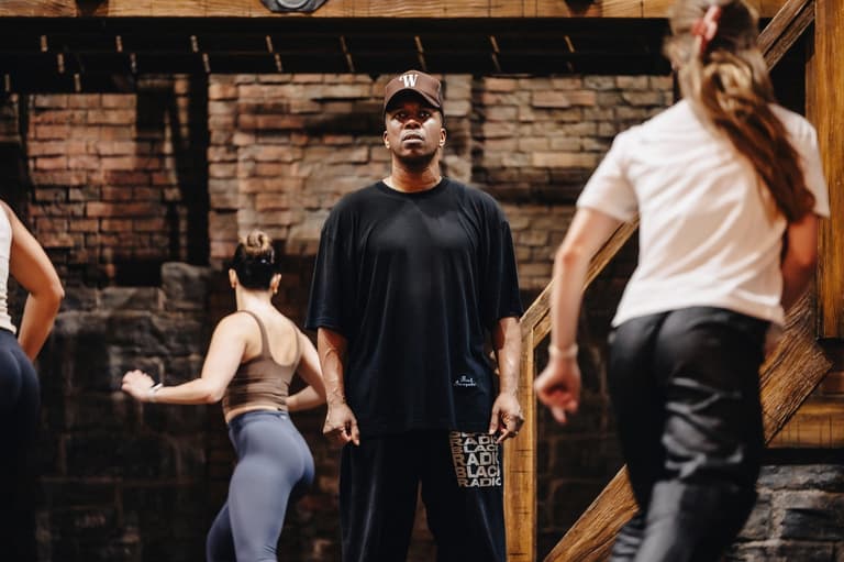 La compañía de Hamilton London en ensayo en el Victoria Palace Theatre