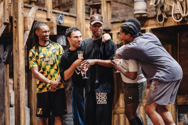 Leslie Odom, Jr. con miembros del elenco en la sala de ensayos de Hamilton