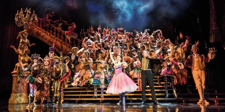 The Phantom of the Opera நாடகத்தில் Masquerade காட்சி