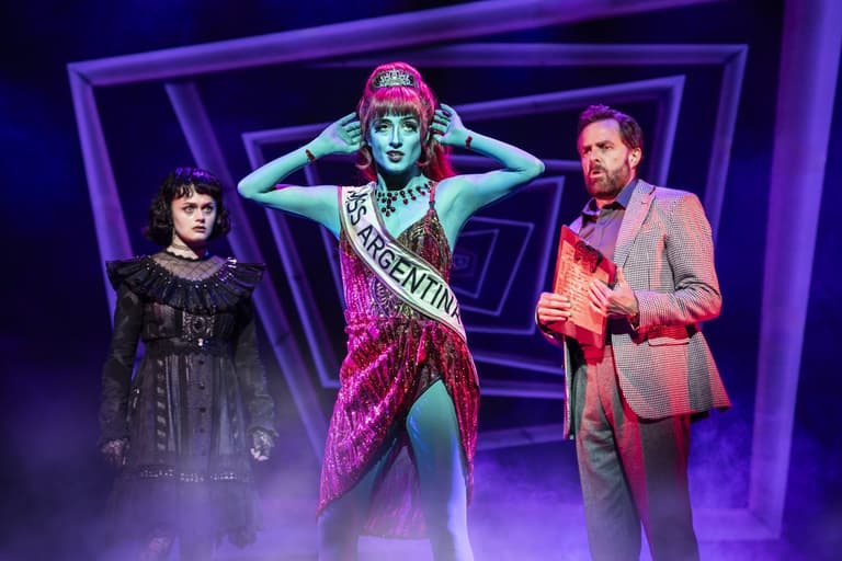 Beetlejuice the Musical இன் அரங்கில் உள்ள குழுவினர்