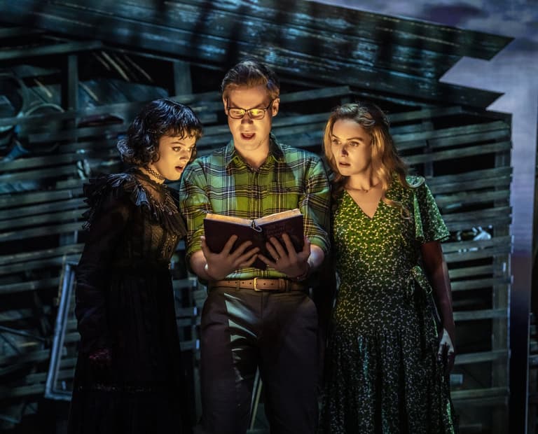 Beetlejuice இல் Lydia Deetz மற்றும் Maitlands குடும்பத்தினர்