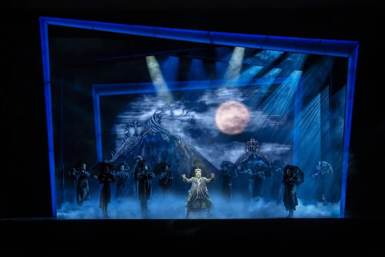 West End இல் Beetlejuice the Musical இன் மேடை அமைப்பு