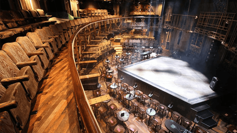 Bahagian dalam teater Magic Mike Live di Hippodrome, menunjukkan meja dan kerusi yang disusun di sekeliling pentas utama dengan tingkat yang lebih tinggi di belakang
