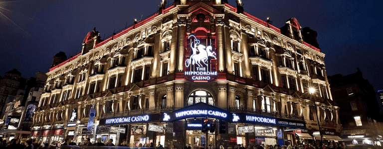 Bangunan The Hippodrome Casino pada waktu malam di sudut Leicester Square, diterangi dengan namanya dalam lampu