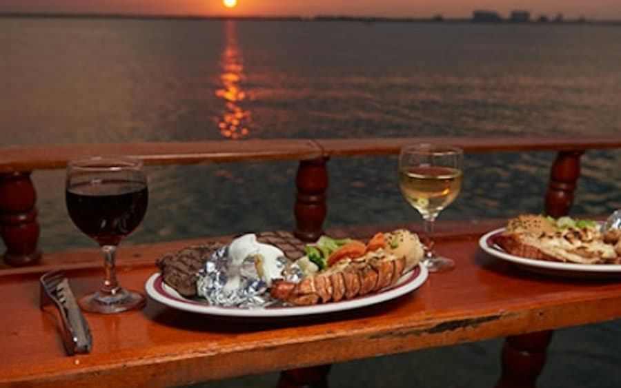 Cancún: Columbus Dinner Cruise and Live Music