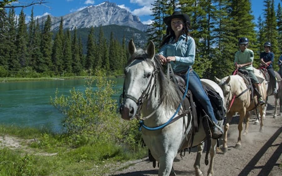 Paseo a Caballo por Bow River desde Banff