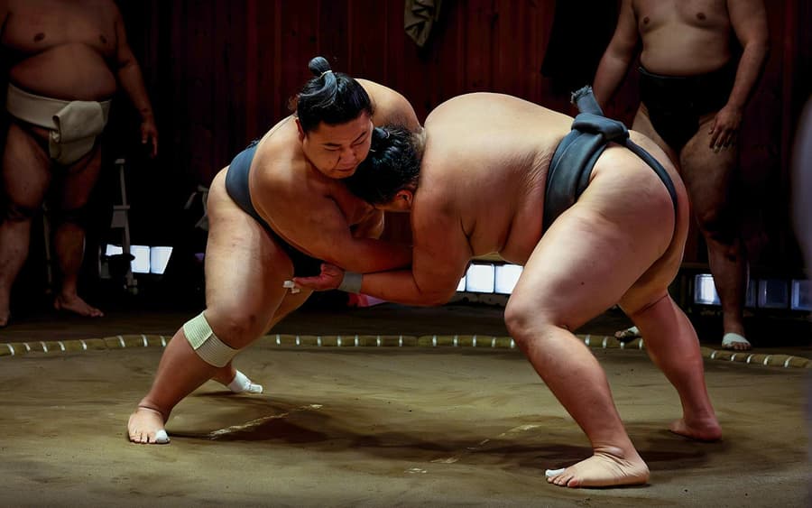 Osaka: Sumo Practice Show at Ochiizumibeya with Chanko-Nabe Hot Pot and Photo
