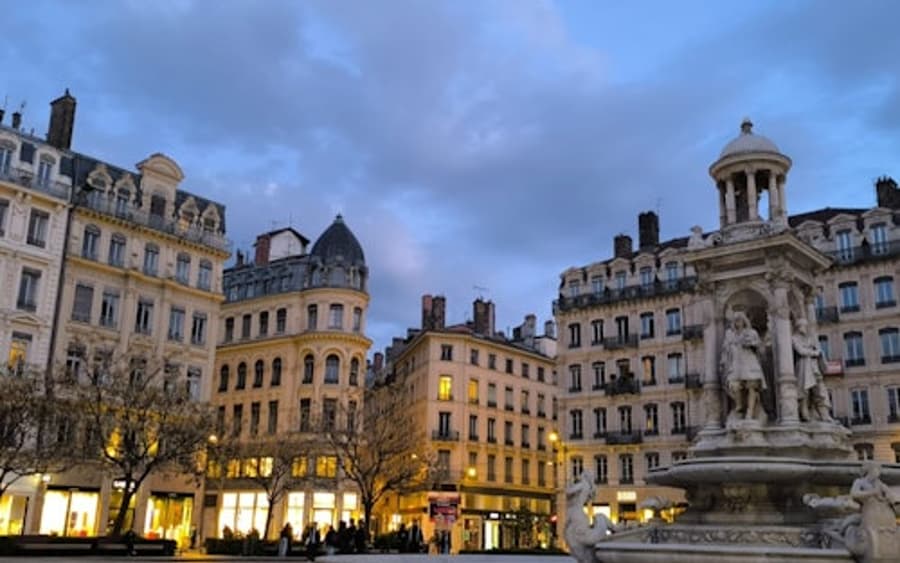 Lyon: Wieczorna Wycieczka Kulinarna z Przewodnikiem