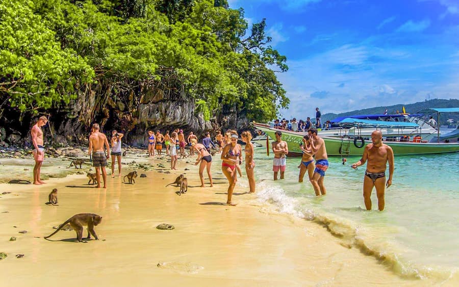 Din Phi Phi: Tur la Maya Bay în grup cu snorkeling cu barca Longtail