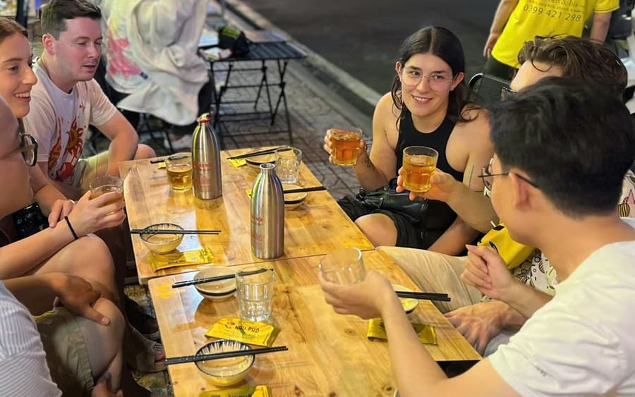 Ho Chi Minh City: Guided Craft Beer & Food Tour by Scooter