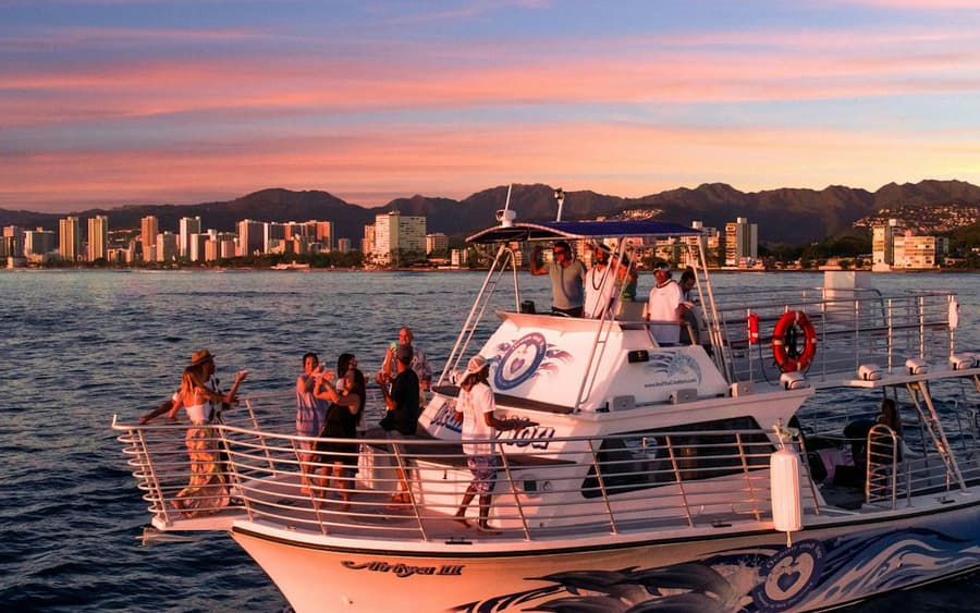 Waikiki: Booze Cruise with Live DJ