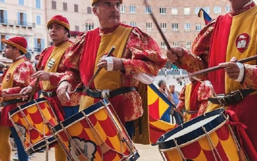 Siena: Guided Walking Tour + Contrada Museum Entry
