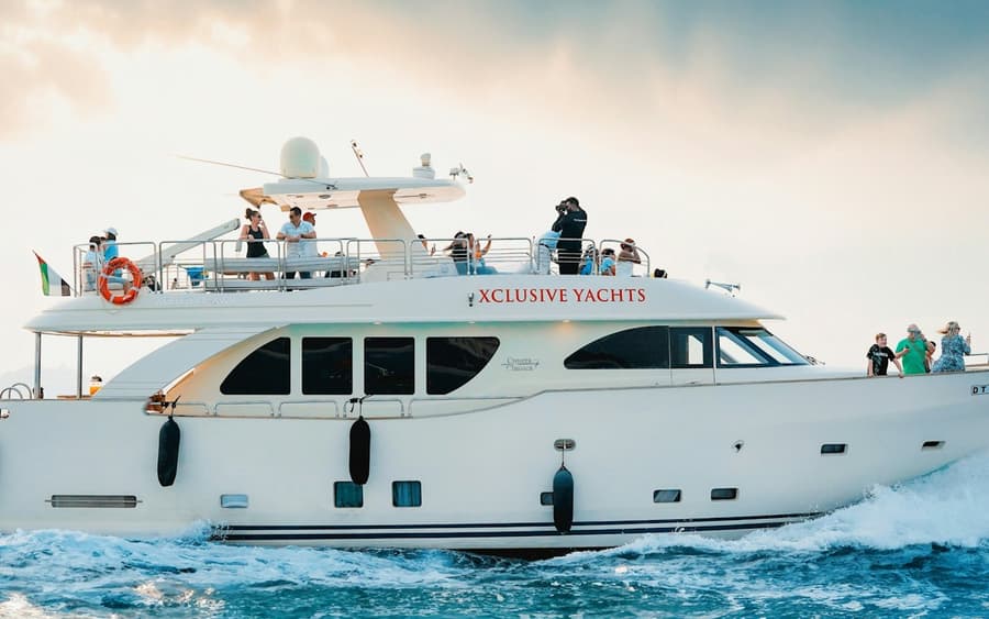 Dubai Marina: Luxury Yacht Tour with Breakfast or BBQ